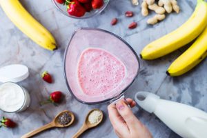 koktajle warzywno - owocowe na bazie jogurtu i mleka są źródłem białka, witamin oraz antyoksydantów