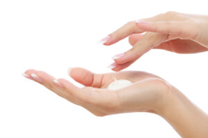Krem odżywczy jest niezastąpiony w regeneracji suchej i zniszczonej skóry dłoni