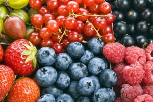 owoce zawierają związki z grupy flawonoidów, które blokują w naszym organizmie wolne rodniki, odpowiedzialne za inicjację stanu zapalnego - dieta na stawy