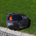 pielęgnacja trawnika - roboty automatyczne samoczynnie koszą trawę również na dużych powierzchniach
