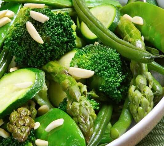 Detoks organizmu - warzywa i zioła na talerzu