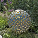 Lampa i rzeźba ogrodowa jednocześnie