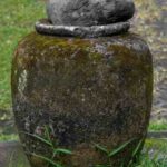 Kamień w ogrodzie - donica porośnięta mchem